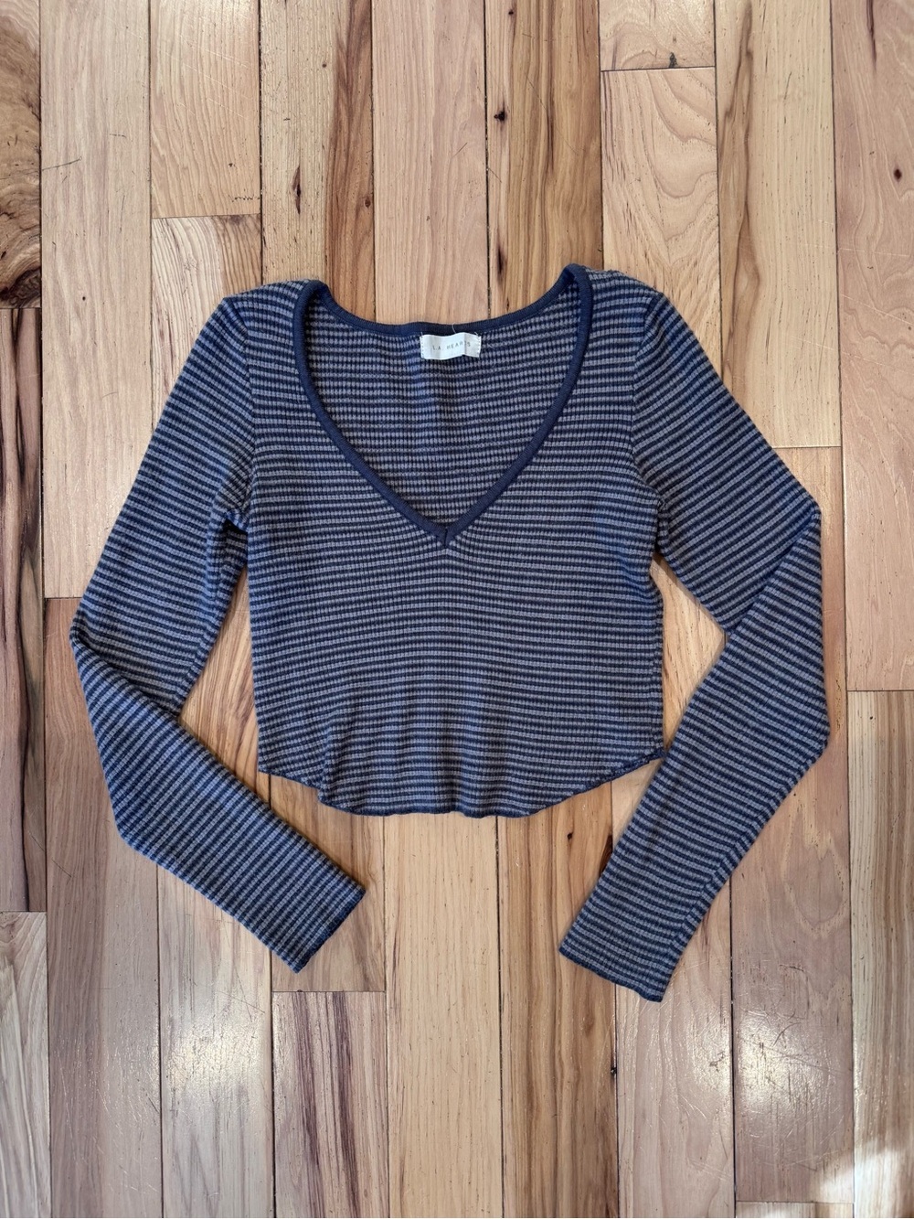 La Hearts Striped V‑Neck Long Sleeve Crop Top In Gray